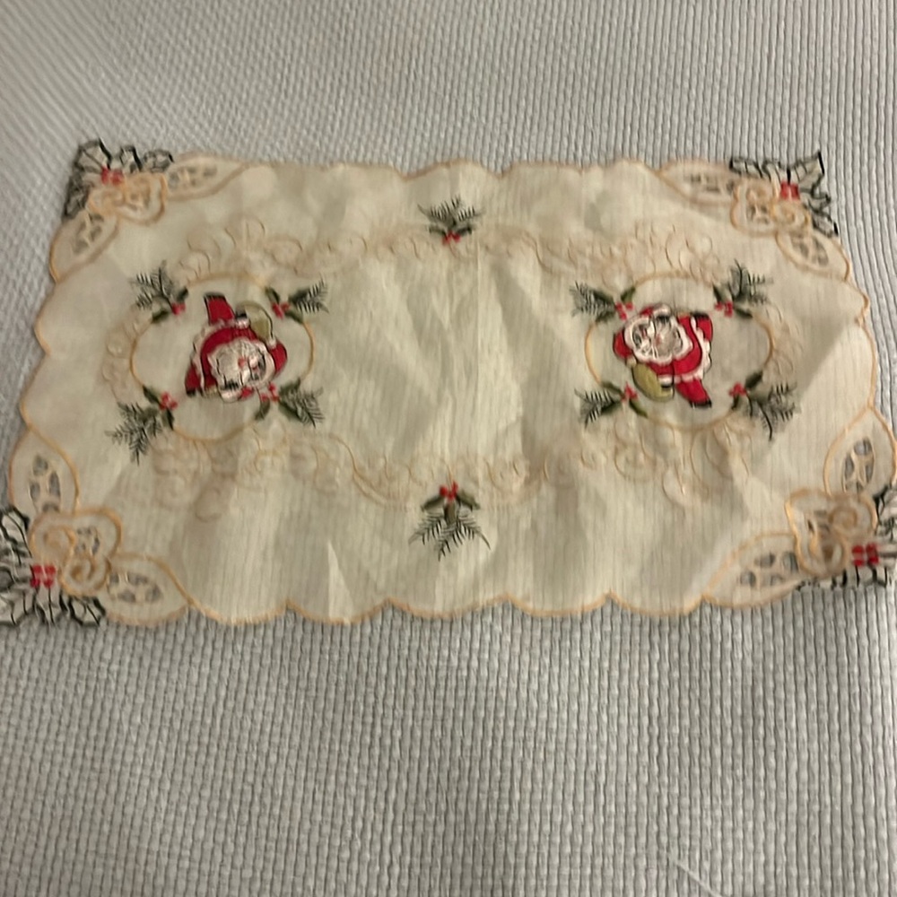 ❤️ 6 for 20 ❤️  Embroidered Santa Doily